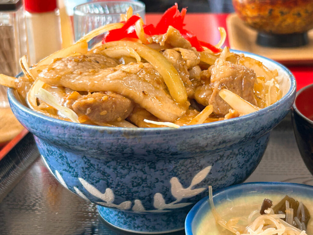 よつかど老麺角膳の豚バラ焼肉丼写真