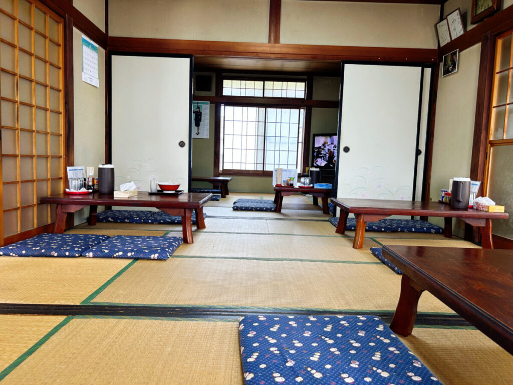 舎食堂(やまきち食堂)店内の雰囲気写真