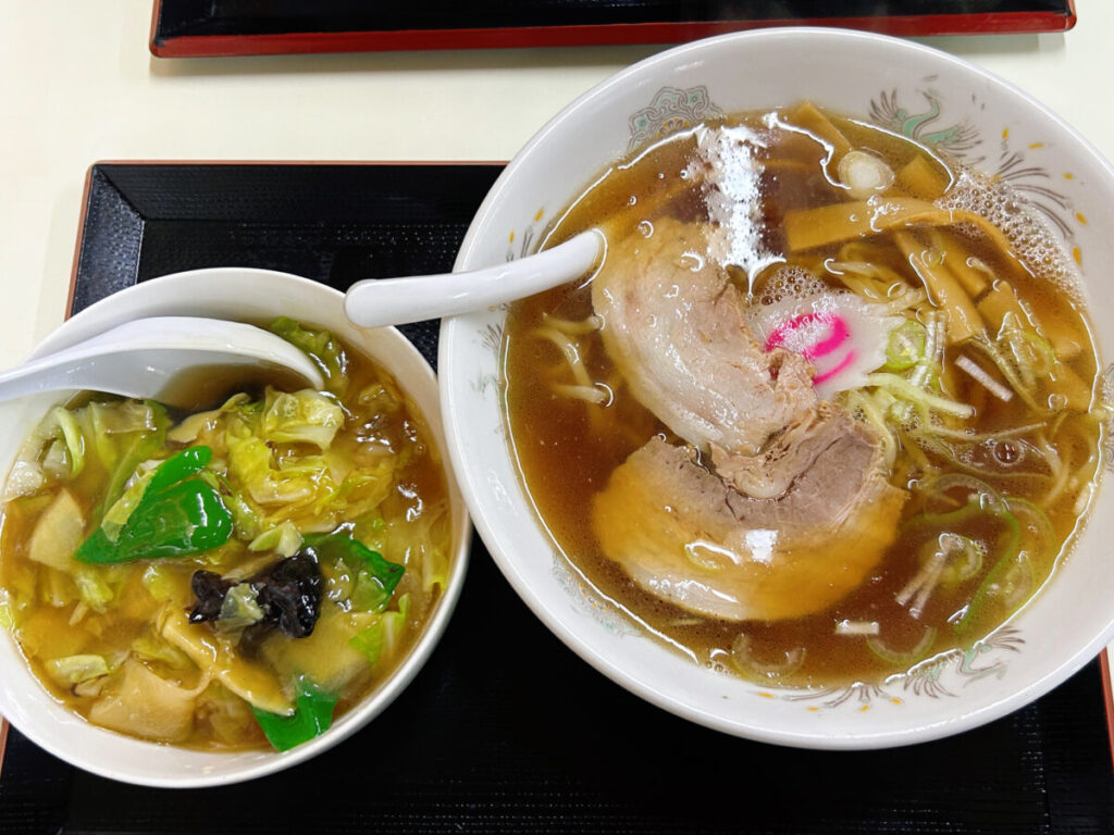 くるくる軒 Cセット(らーめん・半中華丼)写真