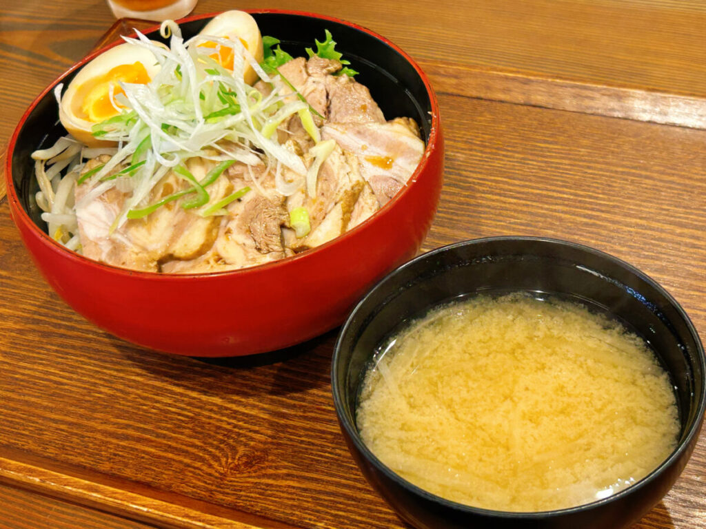 DECCORA(デッコラ)チャーシュー丼(日替わりメニュー)写真