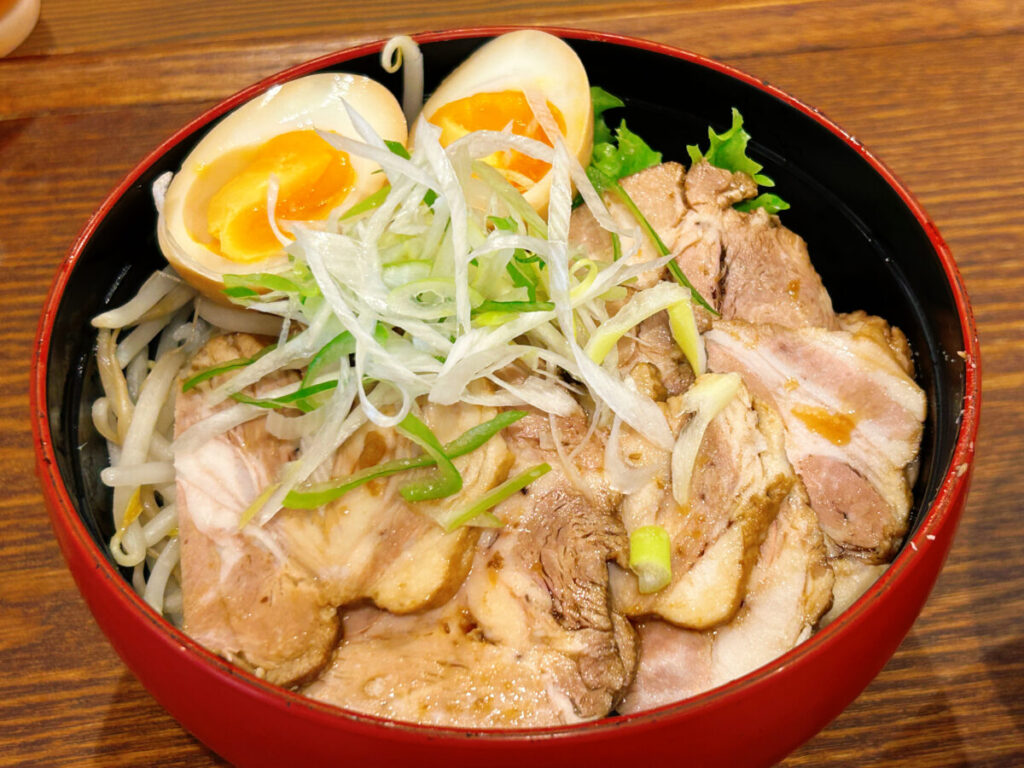 DECCORA(デッコラ)チャーシュー丼(日替わりメニュー)写真