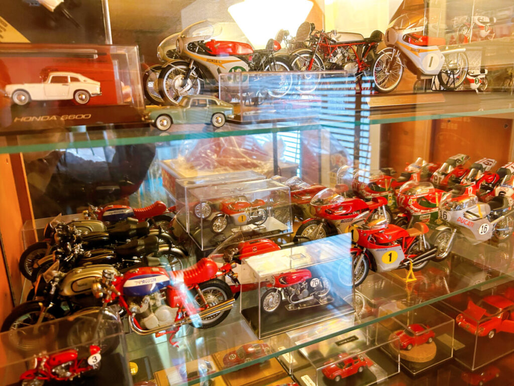 太郎焼総本舗 ミニカー展示室