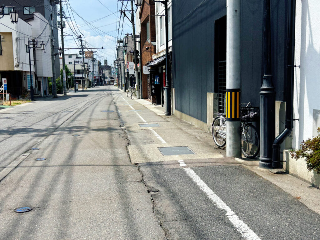 弘竜(こうりゅう)店舗前の道路写真