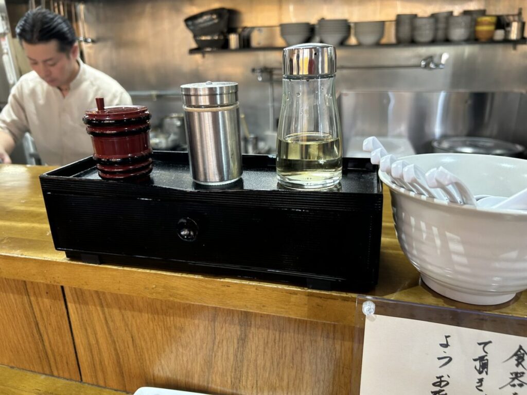 彩麺 春日遅遅 調味料と店主