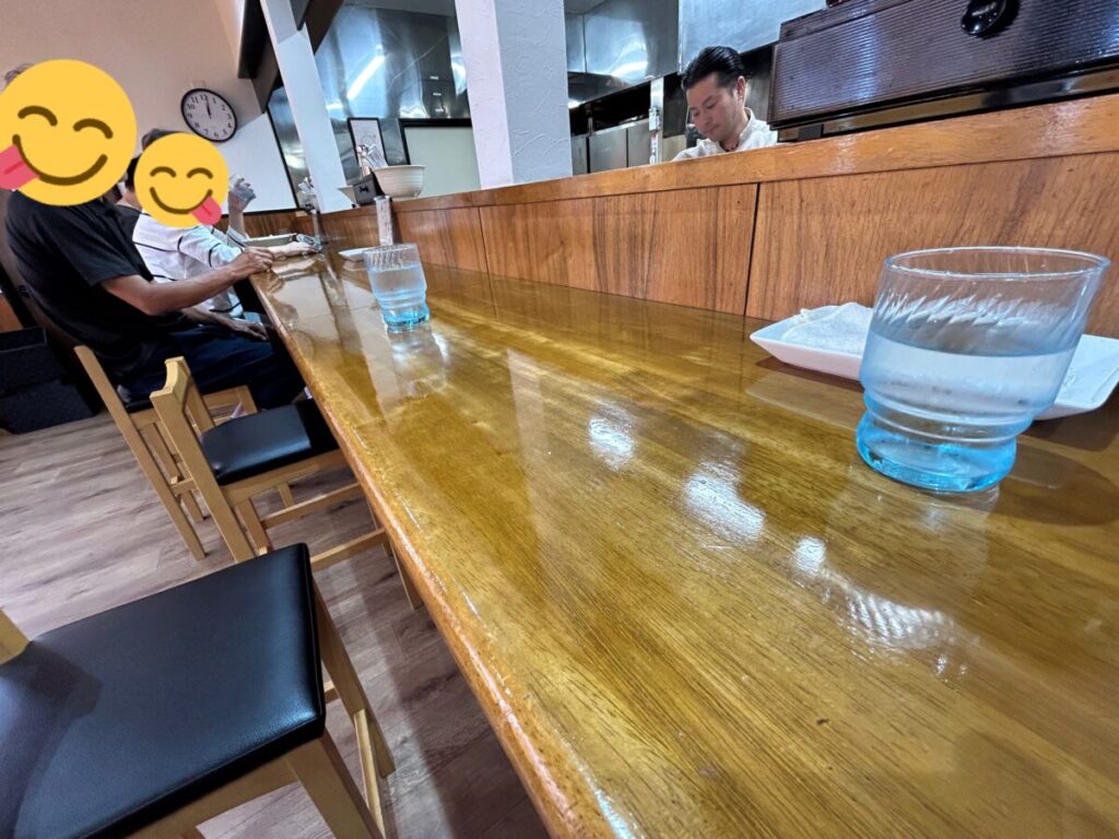 彩麺 春日遅遅 店内カウンター