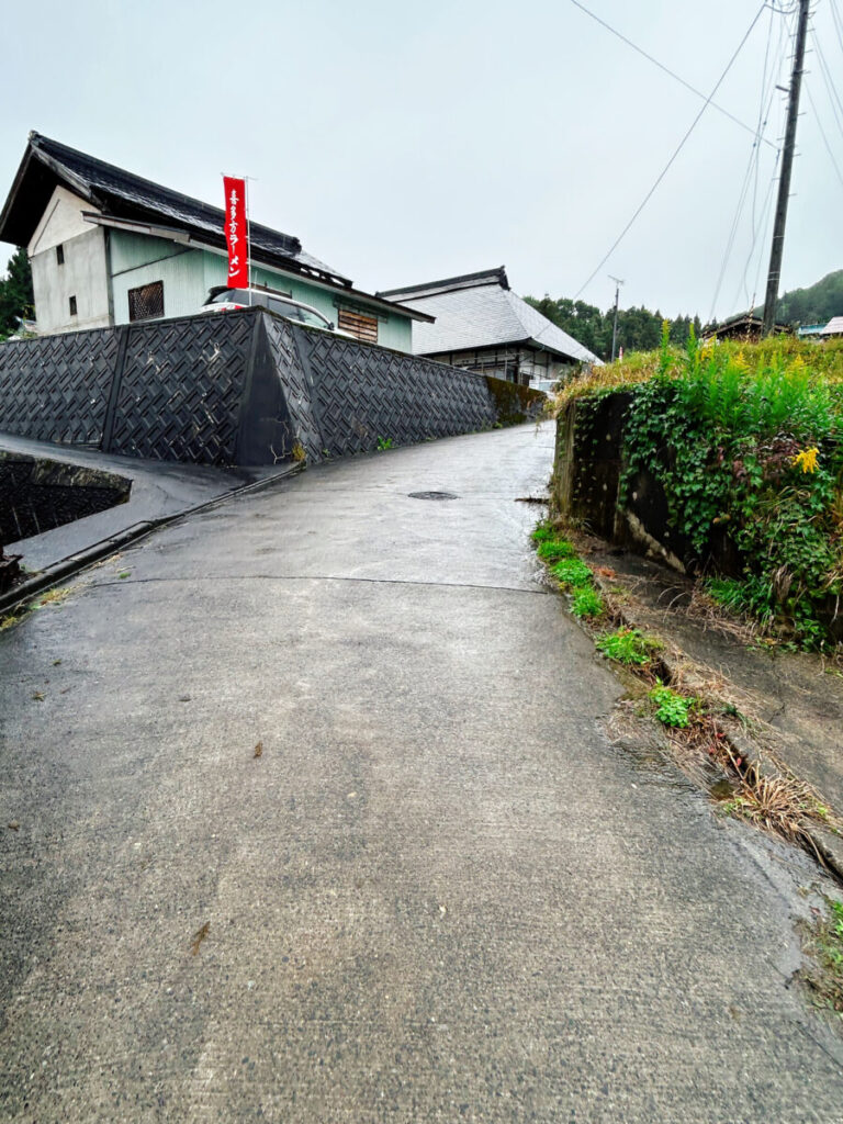 めん処 縁 駐車場から店舗