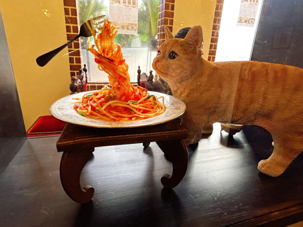 純喫茶ダット 店内 写真 雰囲気 猫のオブジェ