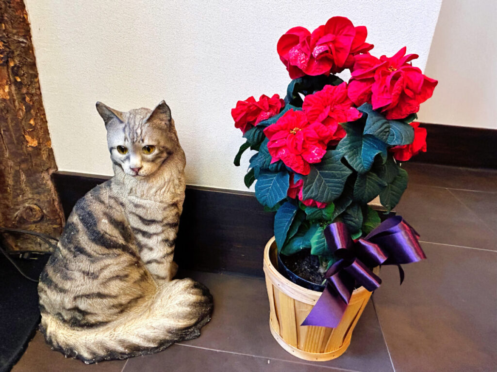 純喫茶ダット 店内 写真 雰囲気 猫のオブジェ