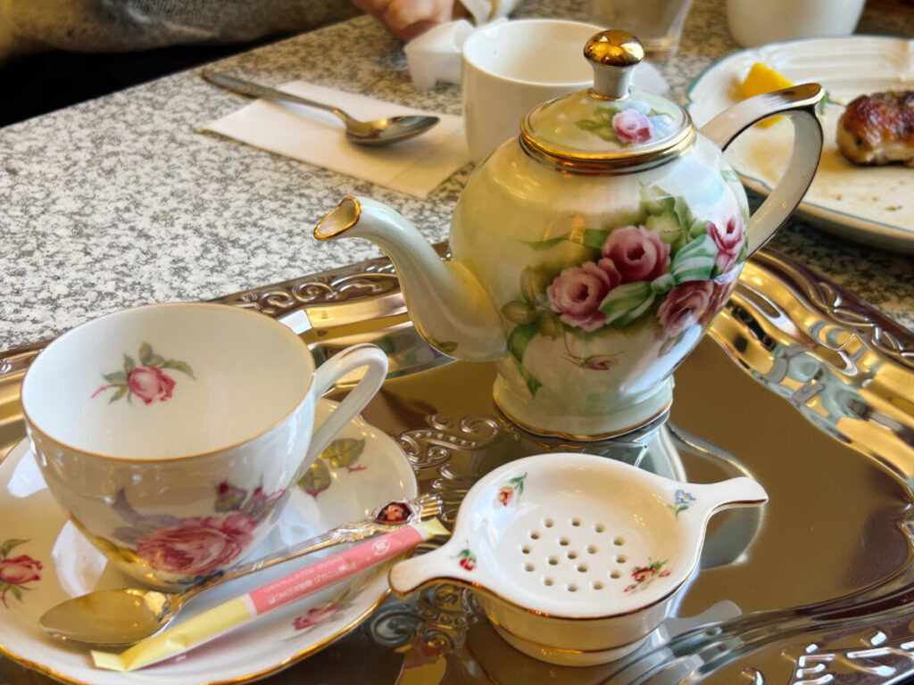 純喫茶ダット 紅茶(ムレスナティー 花の首飾り)