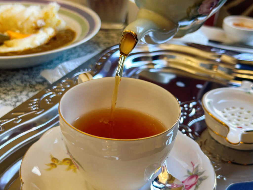 純喫茶ダット 紅茶(ムレスナティー 花の首飾り)