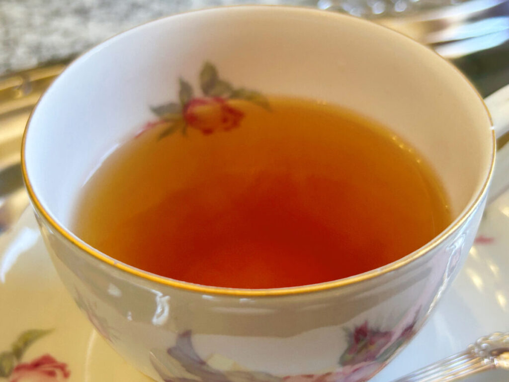 純喫茶ダット 紅茶(ムレスナティー 花の首飾り)