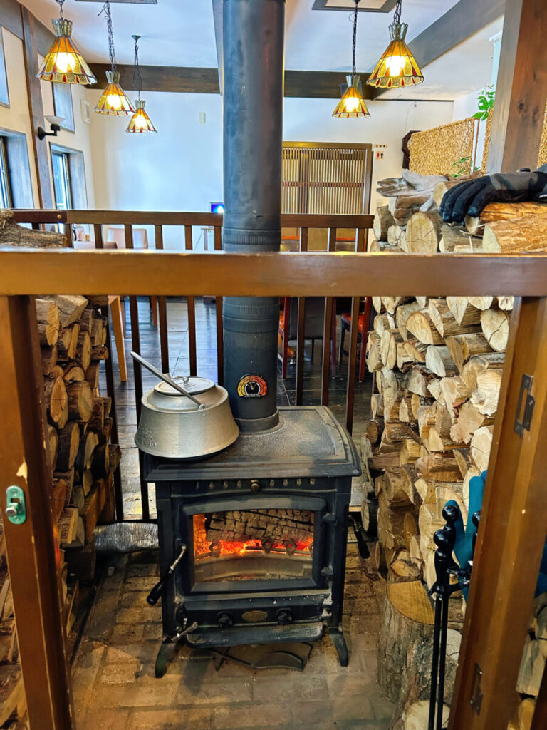 會津遊食たか膳 店内 暖炉 写真