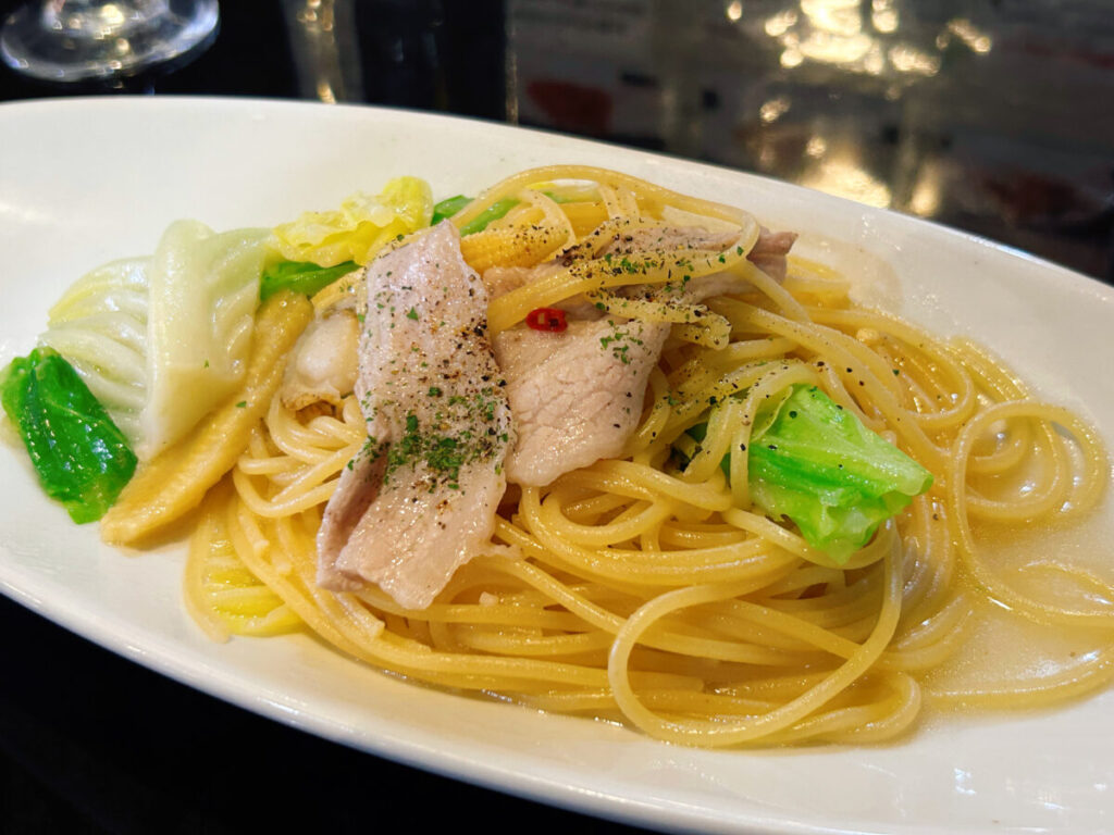 會津バル ランチ メイン
魚介・キャベツ・ヤングコーンの場ガーリックパスタ