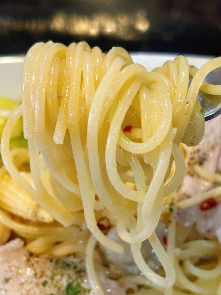 會津バル ランチ メイン
魚介・キャベツ・ヤングコーンの場ガーリックパスタ