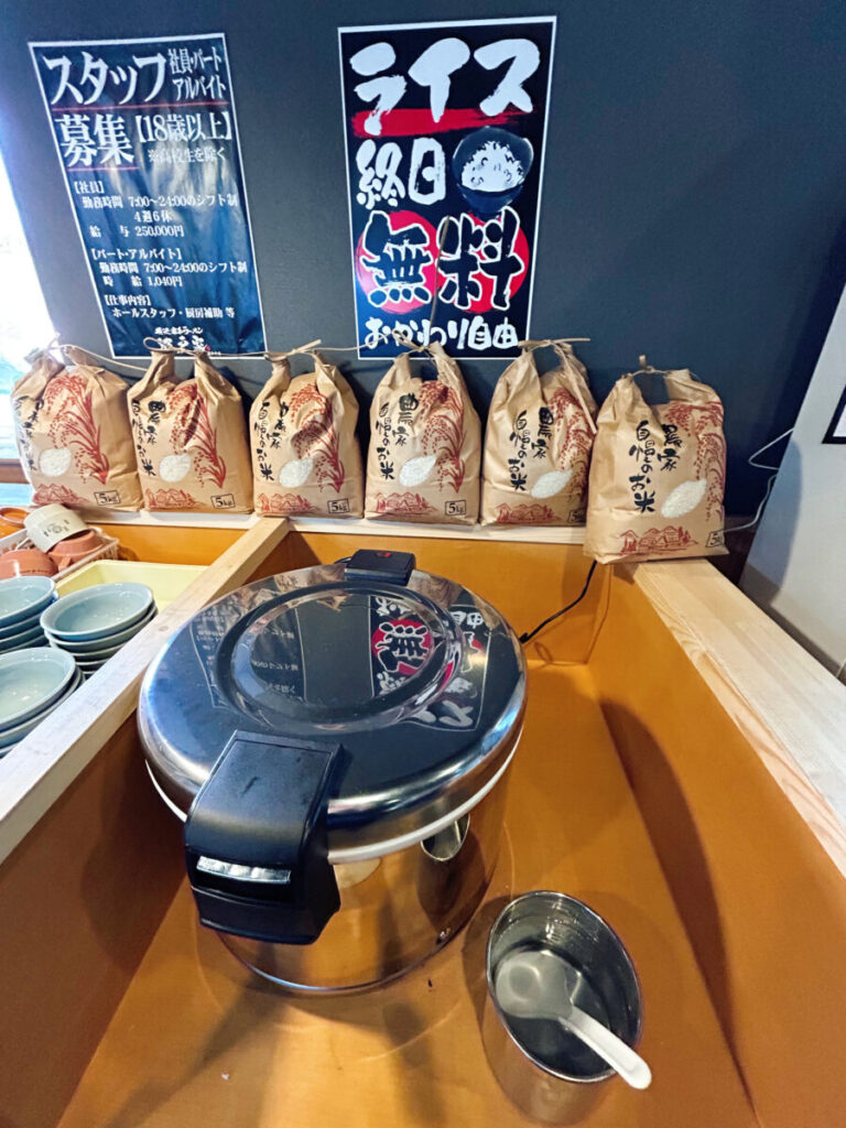 横浜家系ラーメン 郷戸家本店 店内 写真