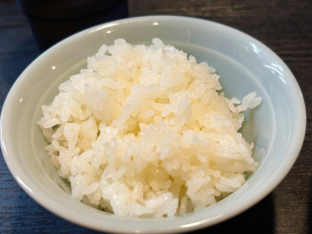 横浜家系ラーメン 郷戸家本店 店内 写真 ライス ごはん 無料 おかわり自由