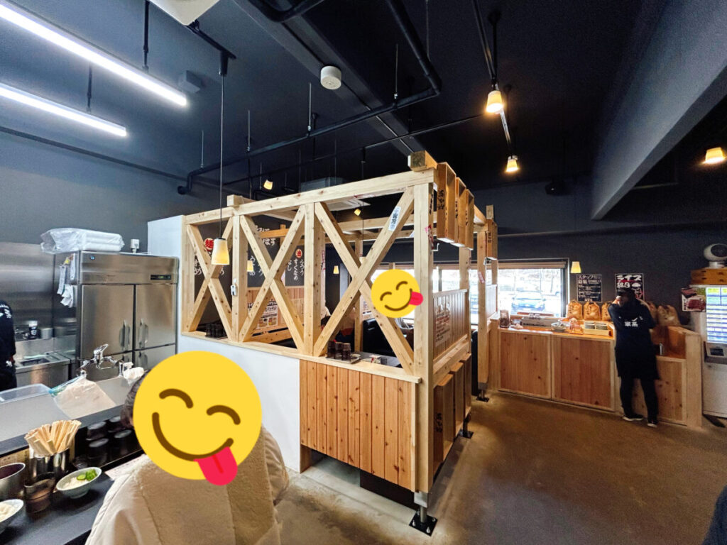 横浜家系ラーメン 郷戸家本店 店内 写真