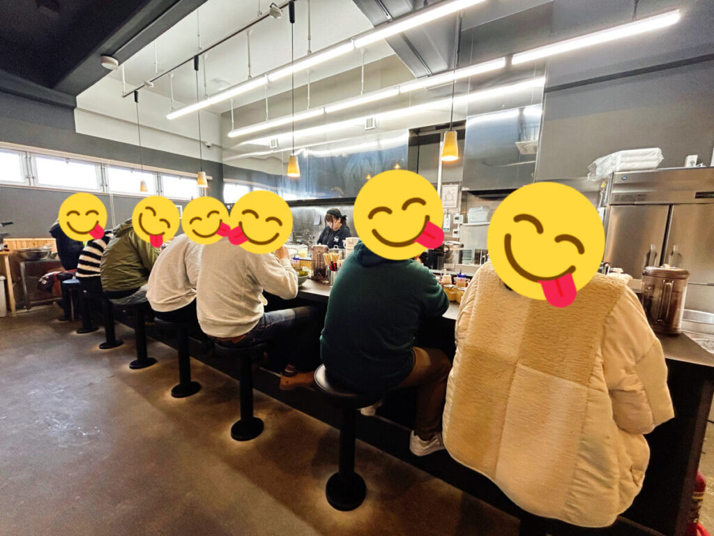 横浜家系ラーメン 郷戸家本店 店内 写真