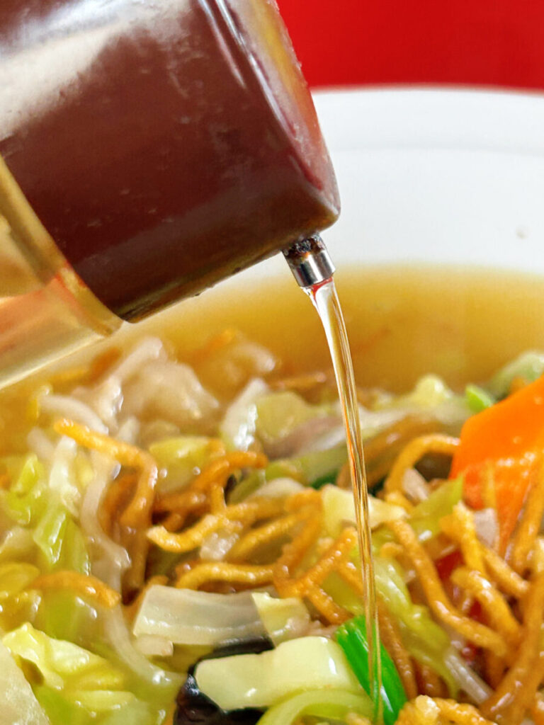 萬来軒 千石店 揚げ焼きそば大盛 お酢 味変