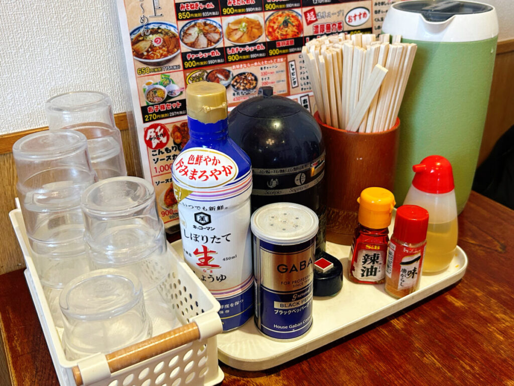 頓珍館 テーブル廻り