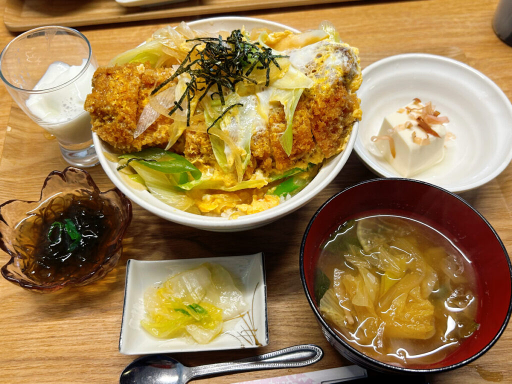 和食レストランきちんとごはん虹 出汁香る煮込みカツ丼定食