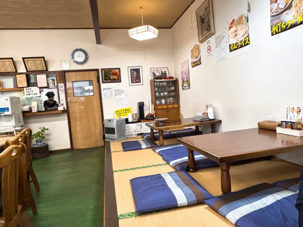 あたごや食堂 店内 写真 雰囲気
