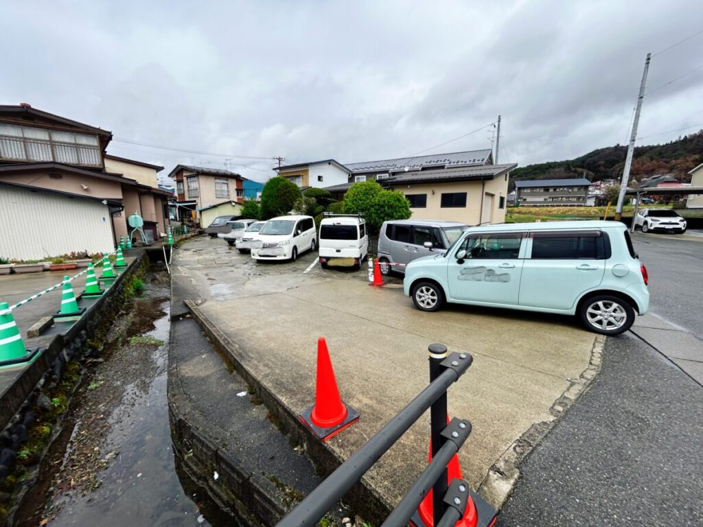 あたごや食堂 駐車場