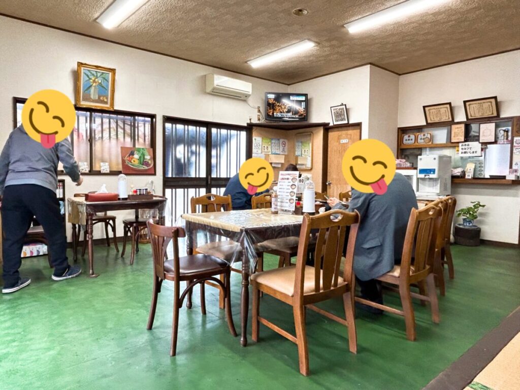 あたごや食堂 店内 写真 雰囲気