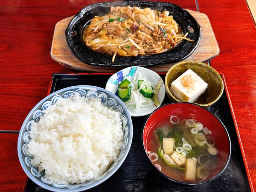 赤い屋根 牛焼肉定食 具大盛 ライス大盛 ランチ 写真