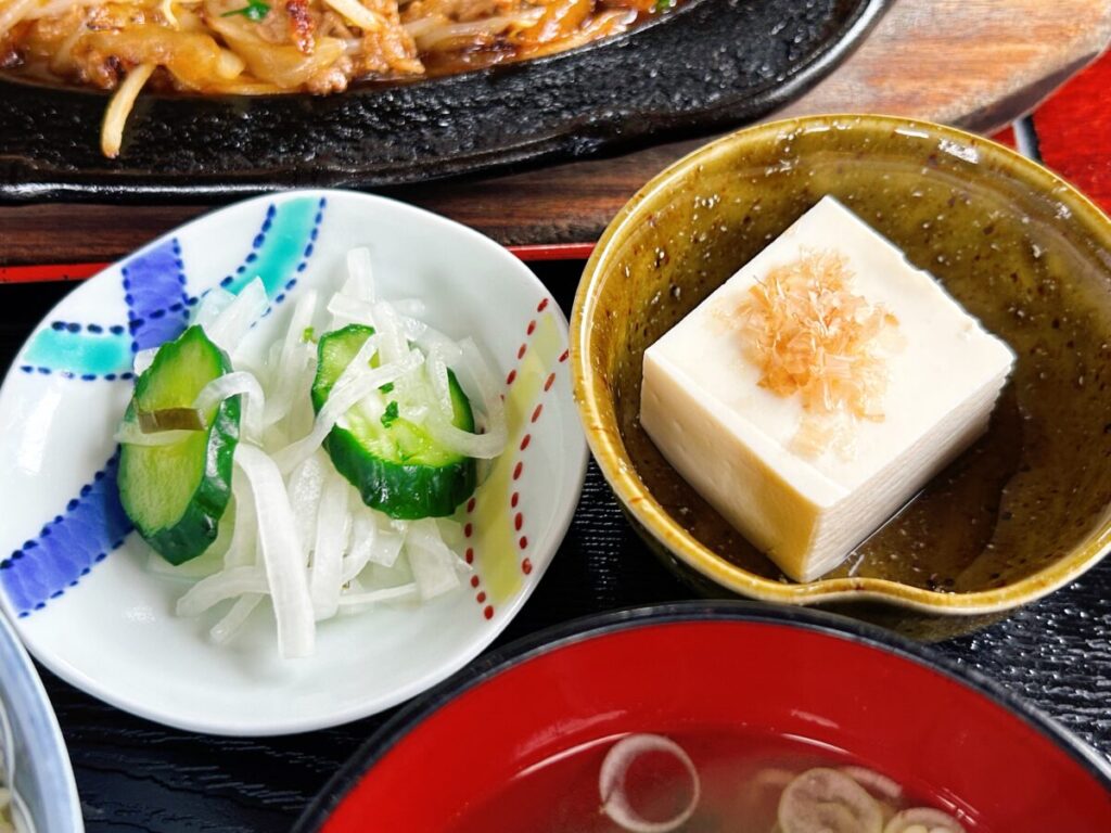 赤い屋根 牛焼肉定食 具大盛 ライス大盛 ランチ 写真