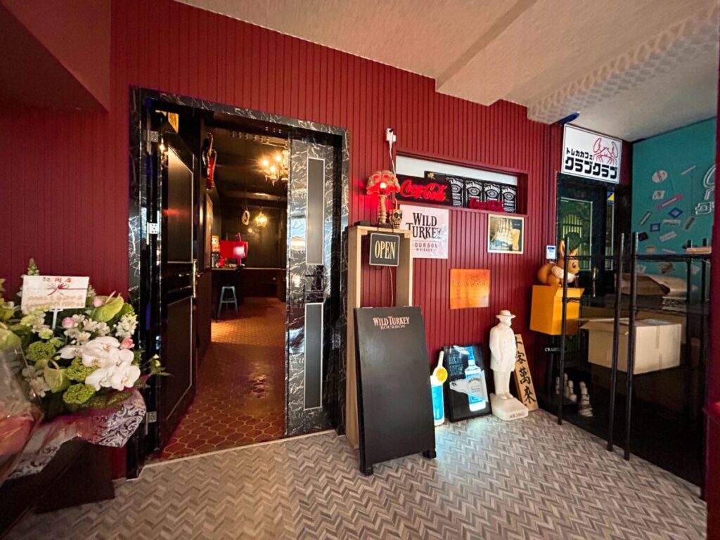 Cafe Bar Revival（カフェ バー リバイバル） 店舗外観 店舗入口