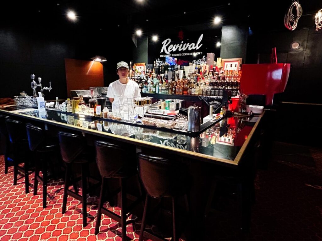 Cafe Bar Revival（カフェ バー リバイバル）店内