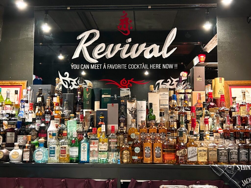 Cafe Bar Revival（カフェ バー リバイバル）店内