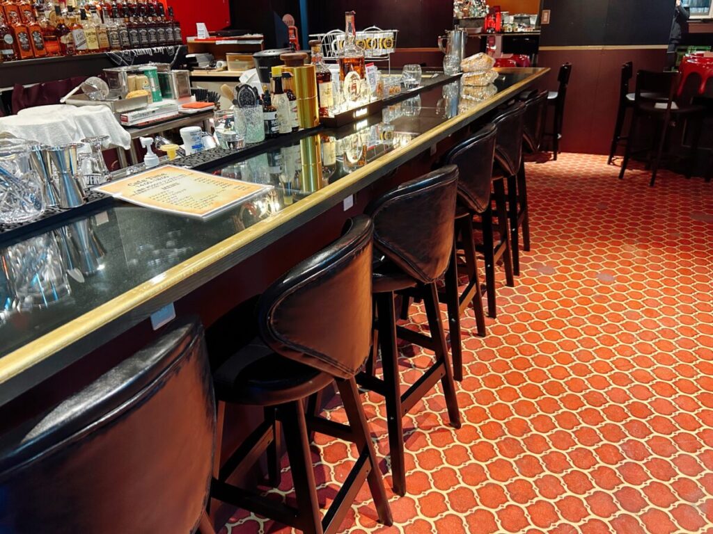 Cafe Bar Revival（カフェ バー リバイバル）店内