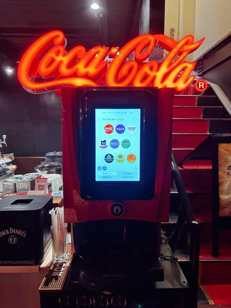 Cafe Bar Revival（カフェ バー リバイバル）店内 ドリンクバー