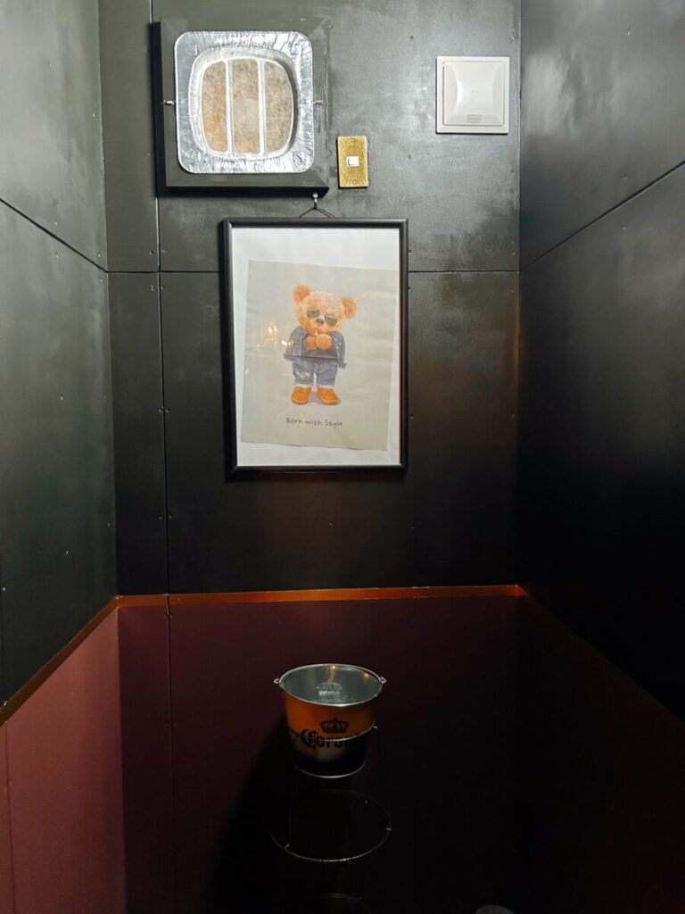 Cafe Bar Revival（カフェ バー リバイバル）店内 喫煙所