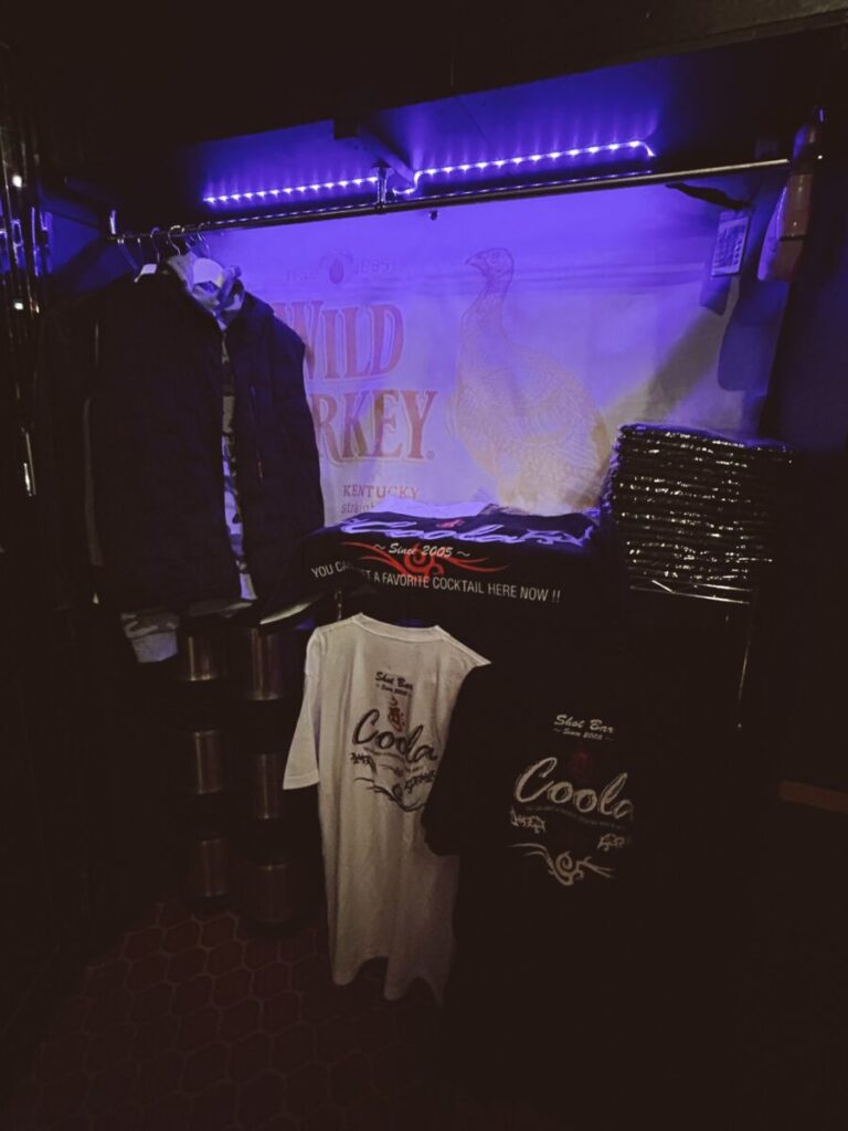 Cafe Bar Revival（カフェ バー リバイバル）店内 Bar Coola グッズ販売