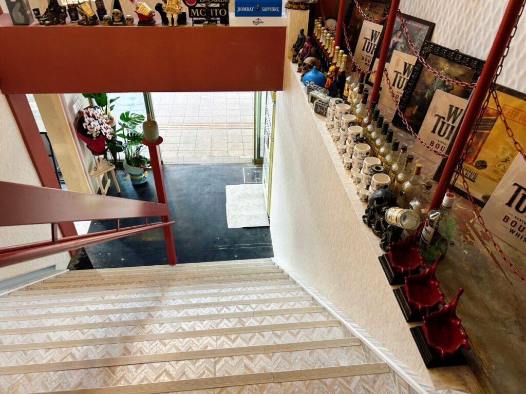 Cafe Bar Revival（カフェ バー リバイバル） ２階 階段