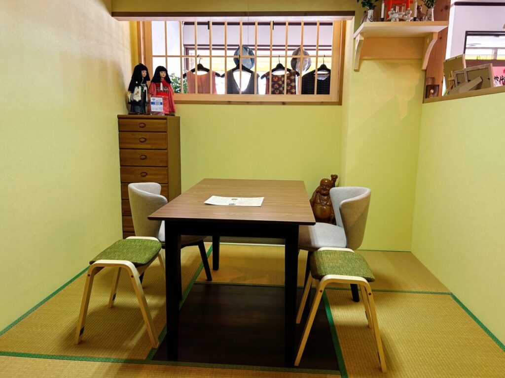 Inacafe_青木呉服店 店内 雰囲気 和室 呉服店 写真