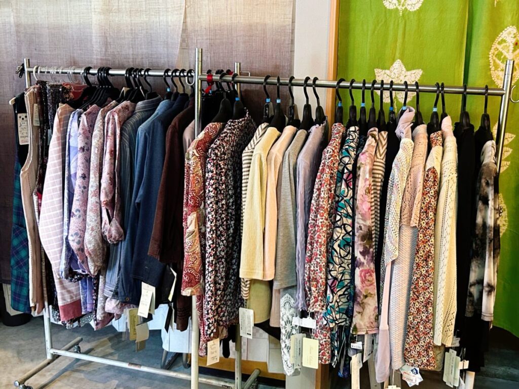 Inacafe_青木呉服店 店内 雰囲気 写真 洋服 販売