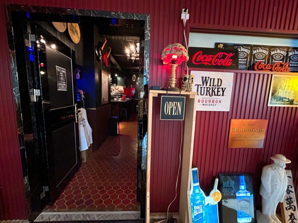 Cafe Bar Revival（カフェ バー リバイバル）店舗 入口 写真