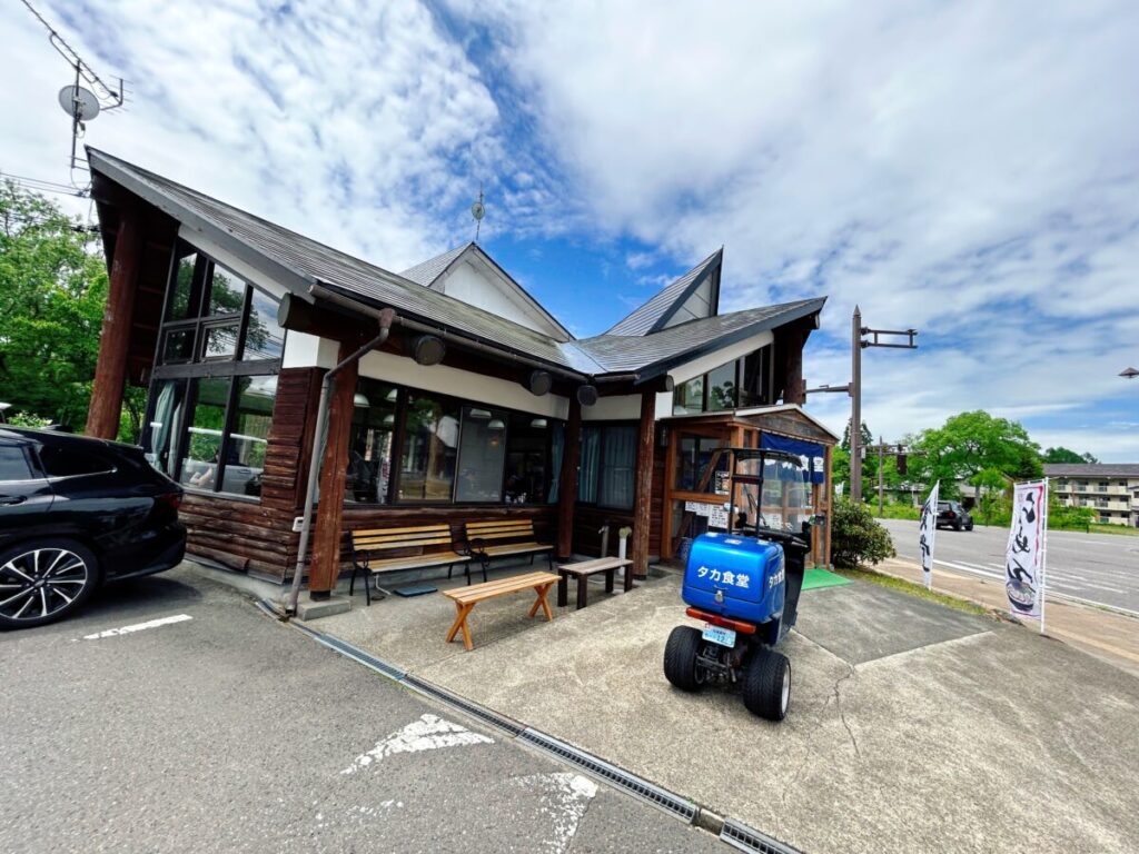 タカ食堂 店舗外観 写真 配達バイク