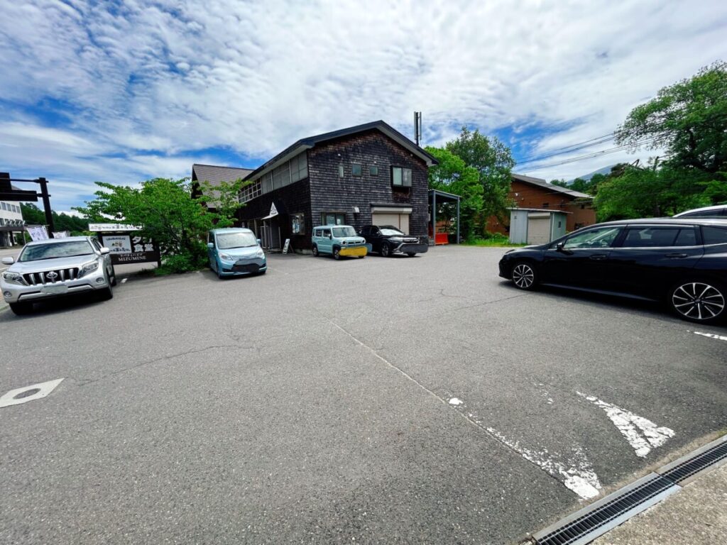 タカ食堂 店舗前 駐車場