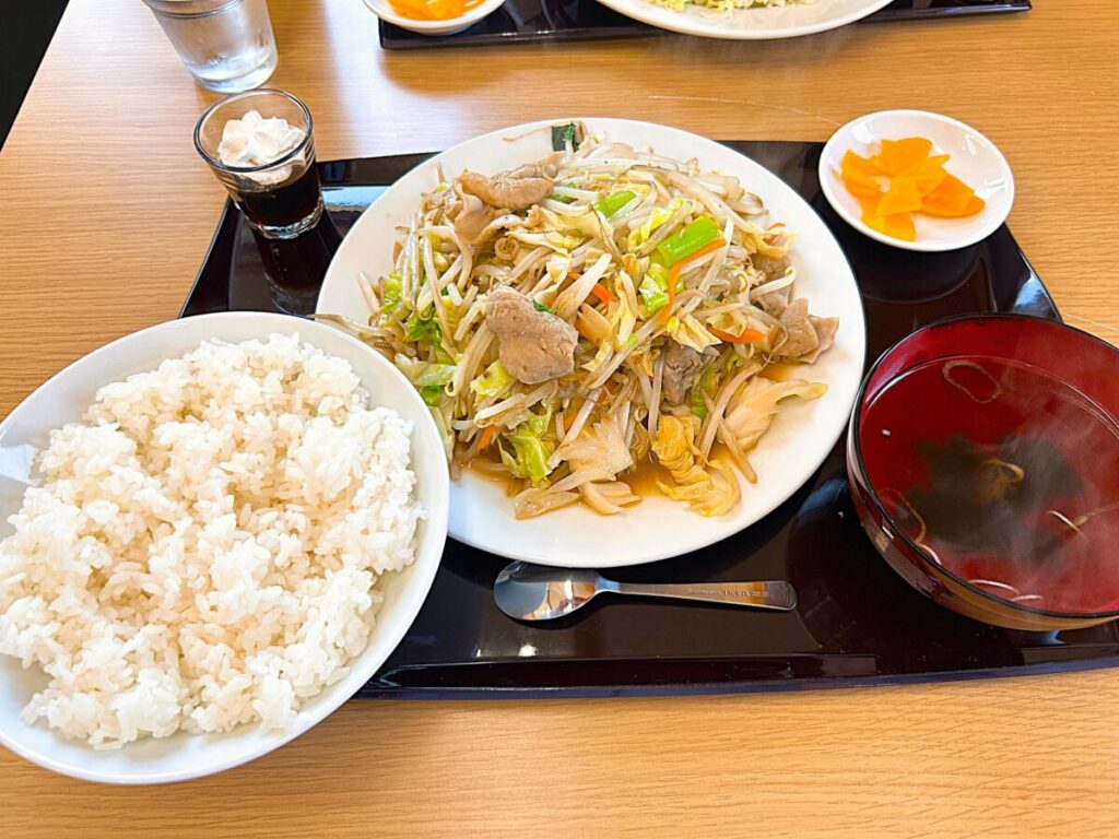 ぐんじぃ~食堂 もつ野菜いため