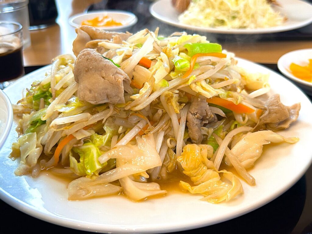 ぐんじぃ~食堂 もつ野菜いため