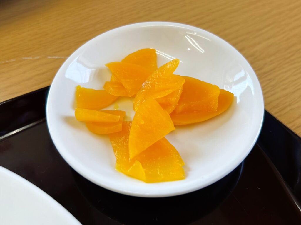 ぐんじぃ~食堂 もつ野菜いため