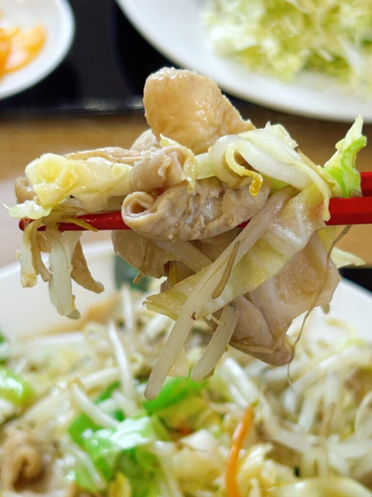 ぐんじぃ~食堂 もつ野菜いため