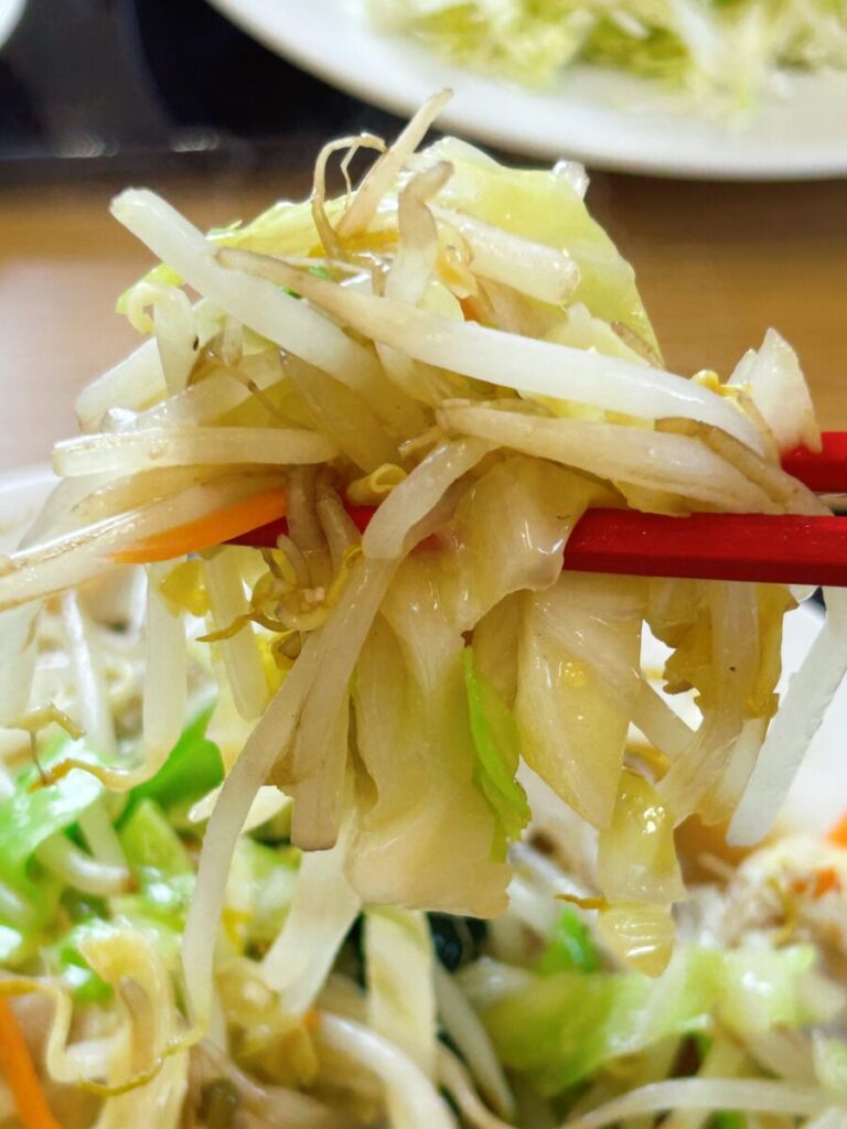 ぐんじぃ~食堂 もつ野菜いため
