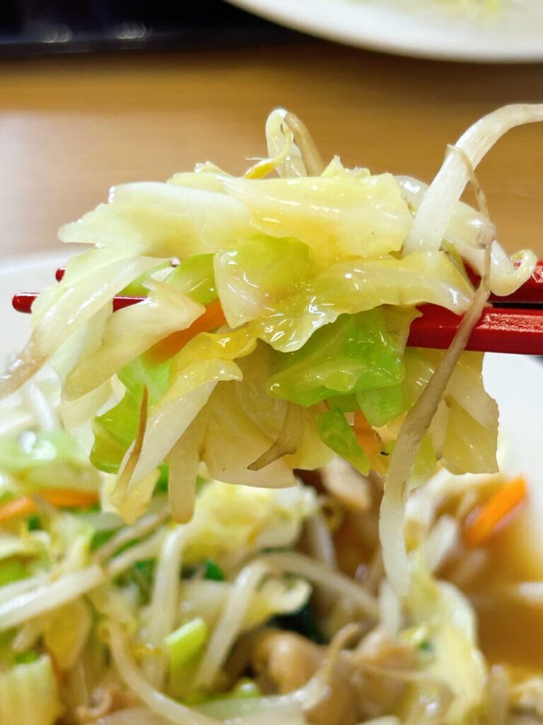 ぐんじぃ~食堂 もつ野菜いため