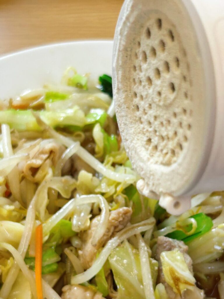 ぐんじぃ~食堂 もつ野菜いため